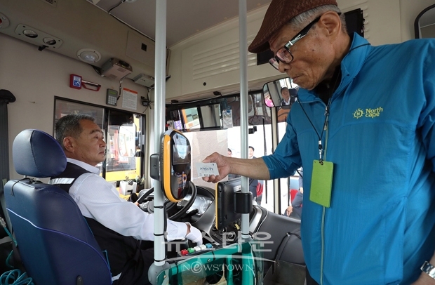 만 75세 이상 노인 버스비 무료화는 교통 약자 이동권 보장과 편의 증진을 위해 민선7기 공약 사업으로 추진해 왔다.