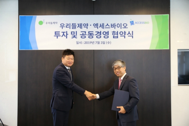 좌측 우리들제약 대표이사 박희덕, 우측 엑세스바이오 대표이사 최영호