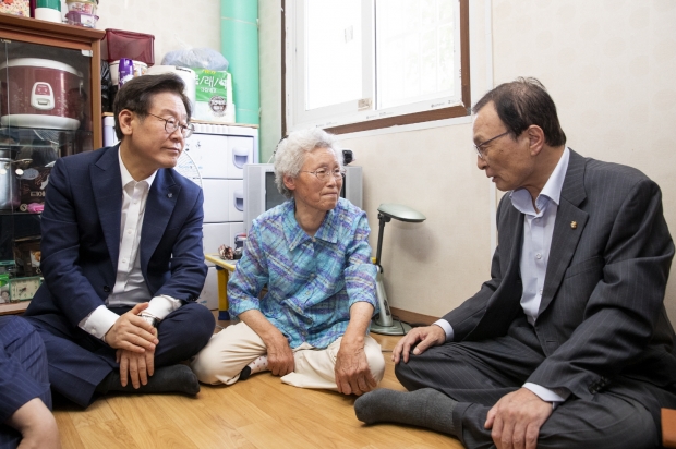 경기도 오산시의 폭염 취약계층(독거노인) 가정을 방문