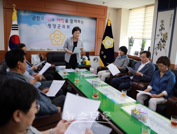 청양군의회 구기수 의장이 7월 5일 의장실에서 KBS 9시 뉴스에서 보도된 정산정수장 수질 문제와 관련하여 입장 표명 기자회견을 개최했다.