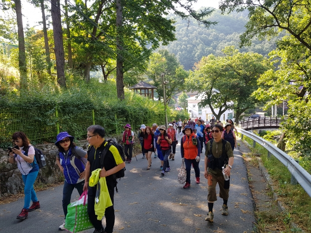 가평 주금산 및 비금계곡 산행을 떠난 들꽃산악회원들(제공=인천 들꽃산악회)