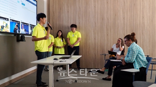 선문대 스마트자동차공학부 학생이 다쏘 시스템에 프로젝트 제안을 위한 발표을 진행하고 있다.