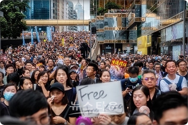 인구 740만 명의 홍콩에서는 공영주택 입주자 명단은 평균 5년 6개이며, 주택의 평균 면적은 40제곱미터(약 13평)이다. 특히 대규모 시위가 이어지면서 젊은층은 모든 것을 포기하고 다른 곳으로 이주하려는 생각이 많다는 것이며, 이주관련센터에 문의가 폭주하고 있다는 것이다.