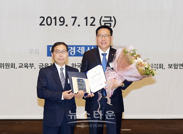 7월 12일 오전, 제6회 한국 기금·자산운용대상 시상식이 한국경제신문사 다산홀에서 열린 가운데 대학부문 수여자로 참석한 김규태 교육부 고등교육정책실장(왼쪽)과 김승우 순천향대 경영부총장(오른쪽)이 시상했다.