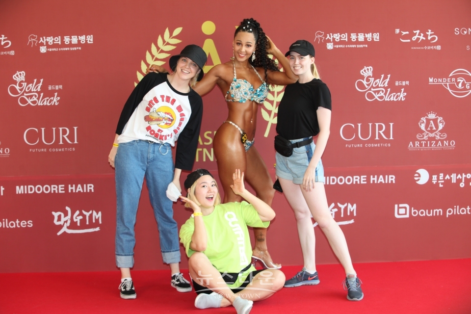 우리는 한가족. 미국에서 온 보웬 메간 선수와 지인들의 환한 미소
