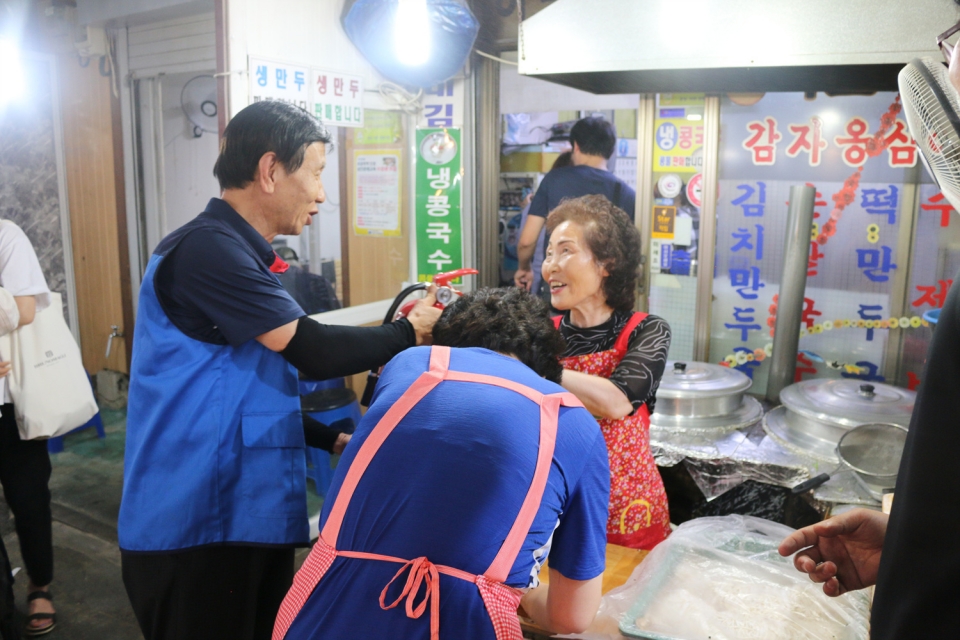 원주소방서, 동원주로터리클럽 중앙시민전통시장 소화기 기증 행사