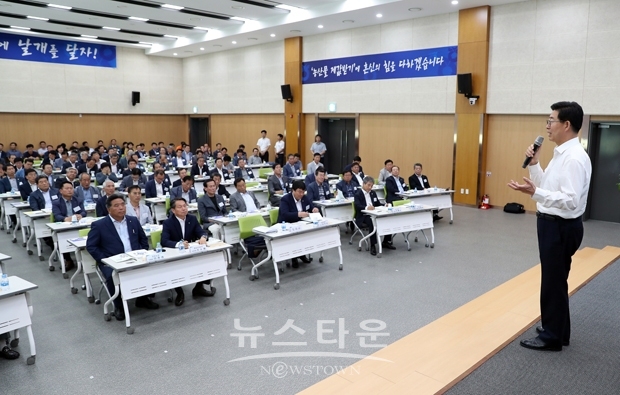 양승조 충남지사가 7월 23일 농협충남지역본부에서 지역농협조합장과 만나 충남 농정 방향을 설명하는 특강 및 간담회를 가졌다.