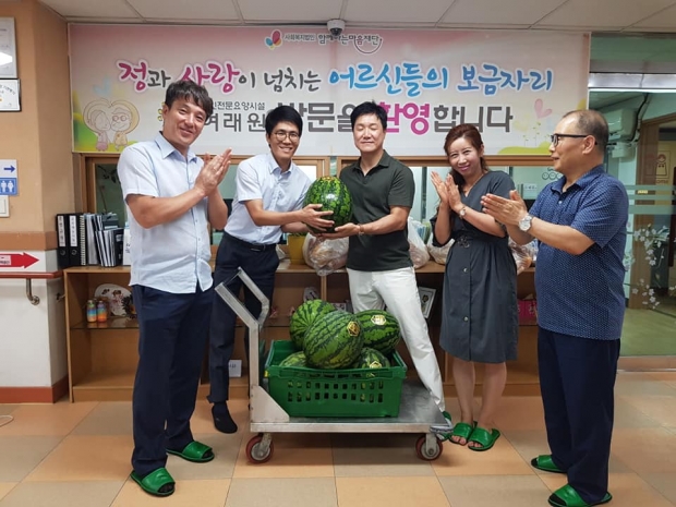 사진설명 오른쪽부터 ▲이강문 대구천사후원회 직전회장 (양파티브이방송 총괄사장) ▲전정선 대구천사후원회 이사 (씨엘드보네르 대표) ▲박재규 대구천사후원회 부회장 (주,대건D&K 대표이사, LG하우시스 윈도우플러스 대신점) ▲권재근 노인요양전문 여래원 사무국장 ▲박동일 대구천사후원회 이사 (주,성실판촉 실장)