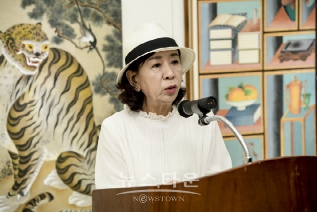 민화연구소 김재춘 소장이 인사말을 하고 있다.