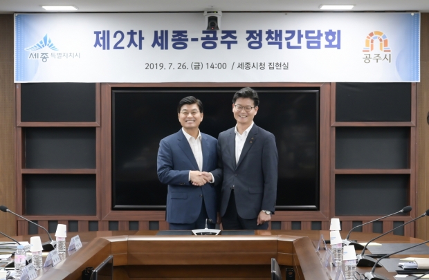 사진 왼쪽부터 이춘희 시장, 김정섭 시장