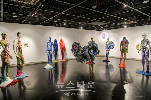 서원대학교 안영나 교수의 바디페인팅 메이크업 쇼-색채와 인간의 뷰티아트쇼(김한정 기자)