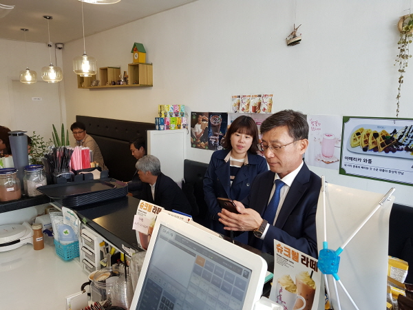 정하영 김포시장이 김포페이 사용하는 장면