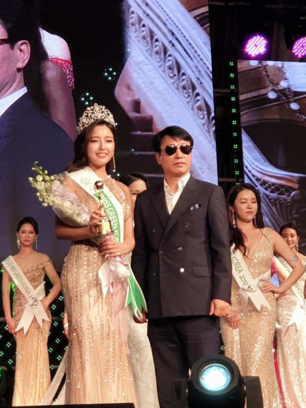 사진왼쪽"미스선 김연수, 오른쪽 심사위원장 안병천 국제모델협회 이사장