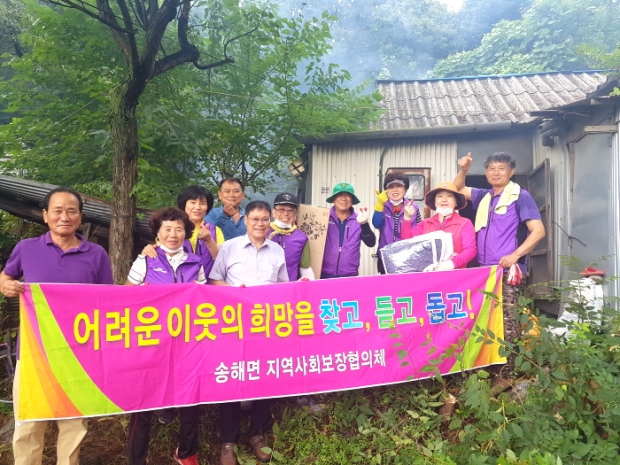 위기 독거노인가구 집 열악한 공간에 청소 봉사