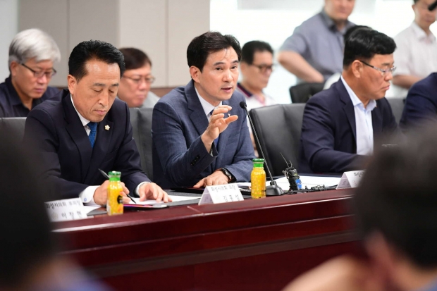 간담회를 주재하고 있는 서철모 화성시장