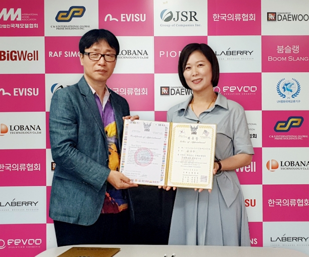 사진 왼쪽 국제모델협회 안병천회장, 오른쪽 차이니즈커뮤니센터 금나윤대표