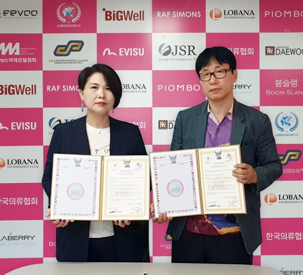 사진 왼쪽 국제모델협회,대우패션그룹 안병천 회장, 오른쪽 ONE엔터테이먼트 원정미 원장