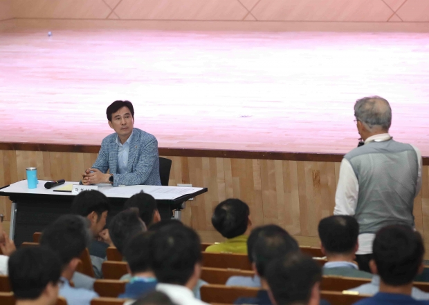 간담회에서 건설관계자의 질문을 듣고 있는 서철모 시장