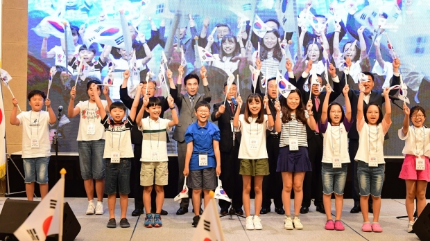 74주년 광복절 경축식 만세삼창 모습