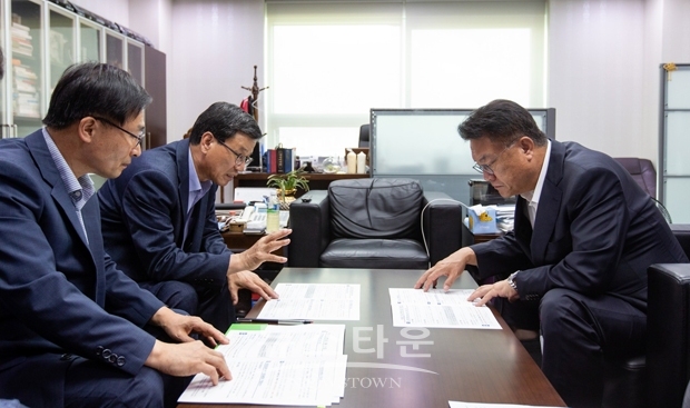 김돈곤 청양군수가 정진석 의원을 찾아 청양군 가족문화센터 조성(96억 원), 정산지구 공공임대주택 100세대 건립(210억 원), 생활폐기물 소각시설 설치(121억 원) 등을 건의했다.