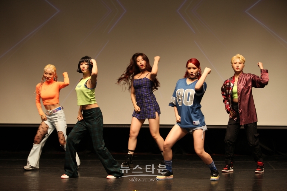 이번 컴백 무대에서 걸크러쉬한 파격변신으로 이목이 집중된 소녀주의보
