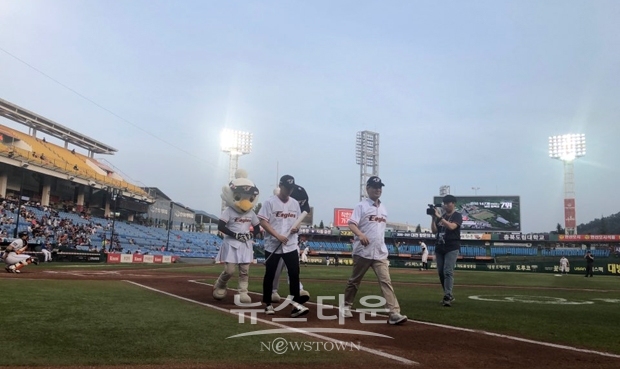 지난 8월 20일 대전 한화이글스파크 경기장에서 ‘충남도립대학교의 날’이 진행되는 가운데 대학 알리기를 위해 허재영 총장과 이도연 학생회장이 시구‧시타에 나서고 있다.