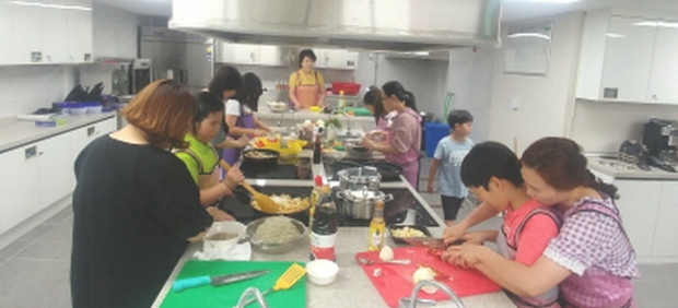 공유부엌에서 평소 자녀와 함께 하는 시간이 부족한 가족들을 초대해 ‘자녀와 함께 만드는 행복한 한 끼’ 만들기 행사