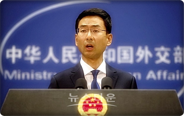 겅솽 대변인(위 사진)은 이어 미국이 타이완과의 무기거래를 통해 “중국 내정 간섭을 하고, 중국의 주권과 안보이익을 크게 훼손했다”고 주장하고, 미국에 강력한 항의를 했다고 밝혔다.