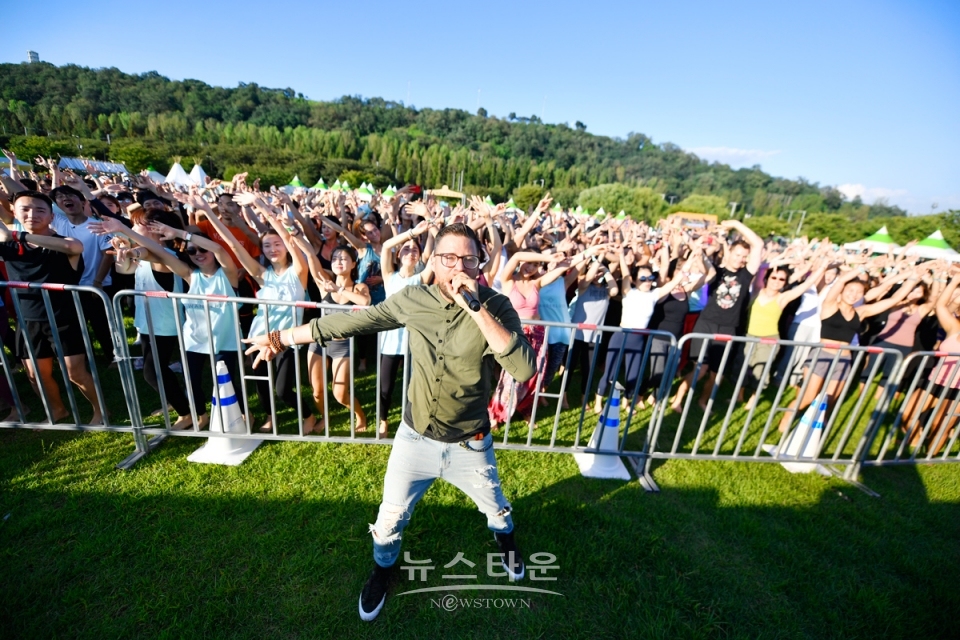 (사진설명: 원더러스트 메인 스테이지 MC 요기)