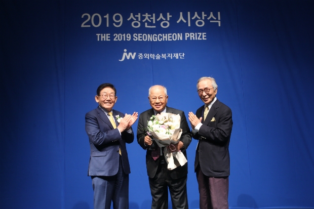JW그룹의 공익재단인 중외학술복지재단은 28일 광주 홀리데이인광주호텔에서 제7회 성천상 시상식을 개최했다. (좌로부터) 이종호 중외학술복지재단 이사장, 수상자인 푸른뫼중앙의원 이강안 원장, 이성낙 성천상위원회 위원장이 기념촬영을 하고 있다.