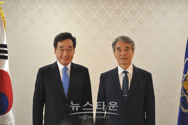 허재영 충남도립대학교 총장(오른쪽)이 지난 8월 26일 정부서울청사에서 대통령 소속 국가물관리위원회 위원장으로 임명됐다.