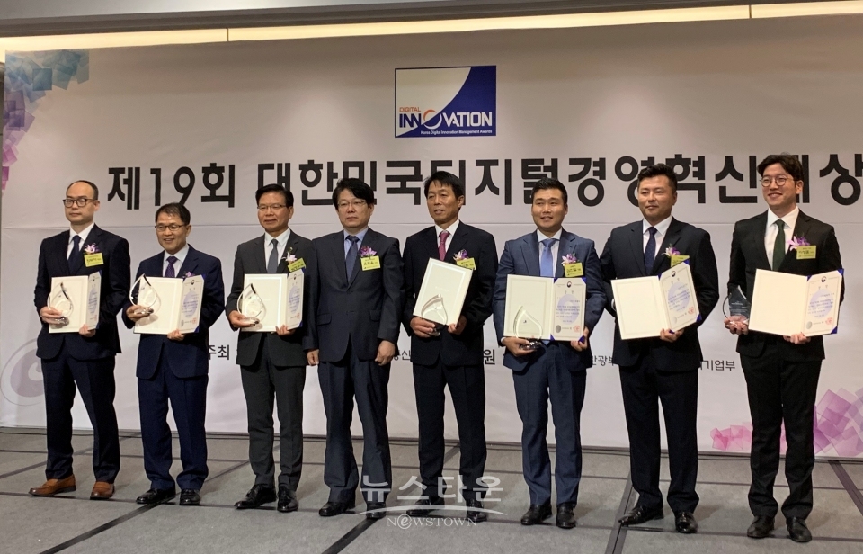 대한민국 디지털경영혁신대상 중소벤처기업부 장관상을 받는 밀리의 서재 (맨 오른쪽)