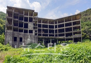 공주시 계룡산국립공원 갑사 입구 폐관광호텔 건물