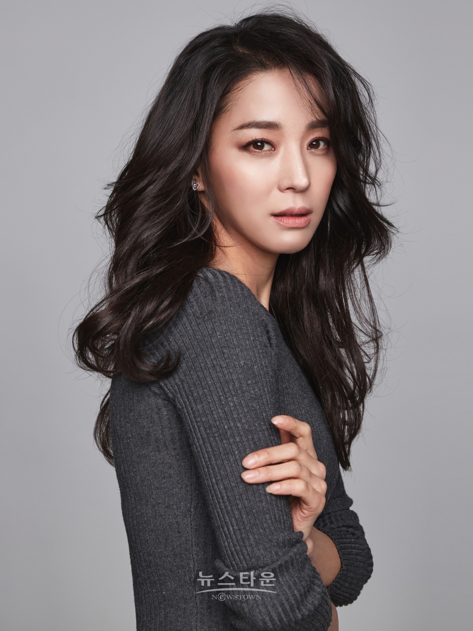 한고은, 현 소속사 마다엔터테인먼트와 재계약 체결… 10년 의리 이어간다.