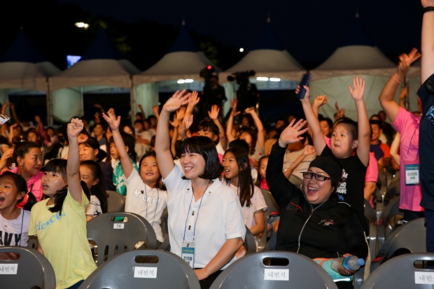 콘서트 현장에서 즐거워하는 가족들
