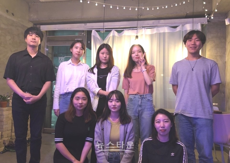[사진=씨네리와인드 제공 / 김준모 기자(가장 왼쪽)와 기자단 2기 선발자들]