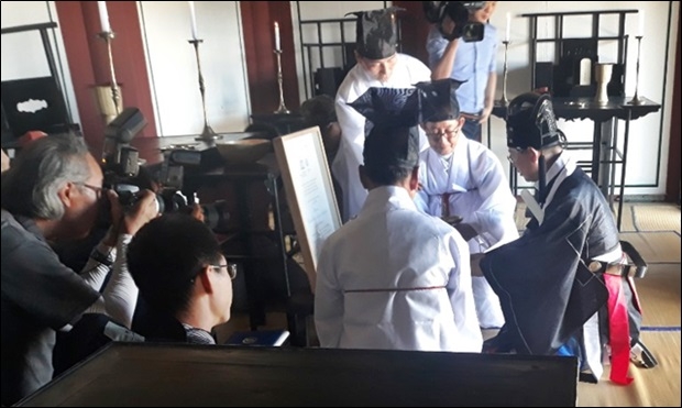 양승조충남지사가 고유제 초헌관을 맡았다.
