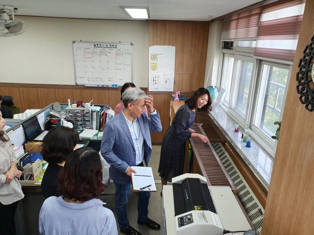 학부모와 함께 학교환경개선사업 선정 위한 현장 점검 시행 하고 있다.