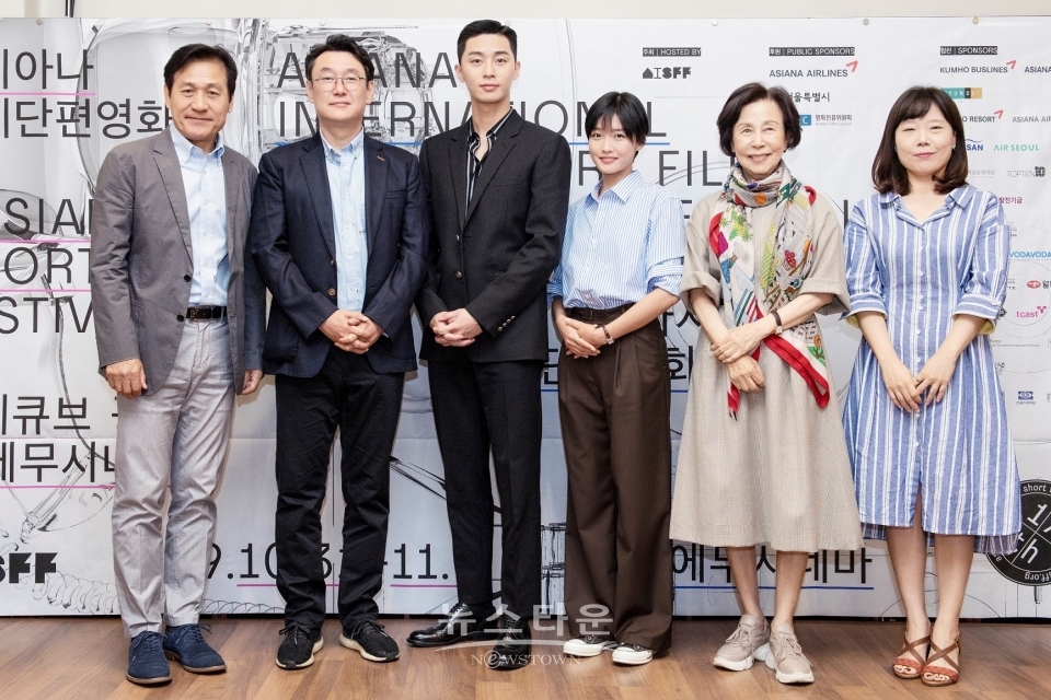 좌측부터 안성기 집행위원장, 장준환 심사위원장, 박서준 특별심사위원, 주보영 특별심사위원, 손숙 이사장, 지세연 프로그래머