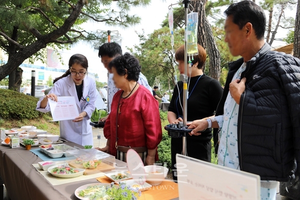 순천향대천안병원이 9월 26일 병원 향설송원에서 ‘나를 위한 건강한 체중, 건강한 식사’를 주제로 ‘영양의 날’ 행사를 개최했다.