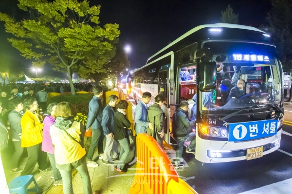 축제 관람객들이 무료 셔틀버스를 타고 있다.