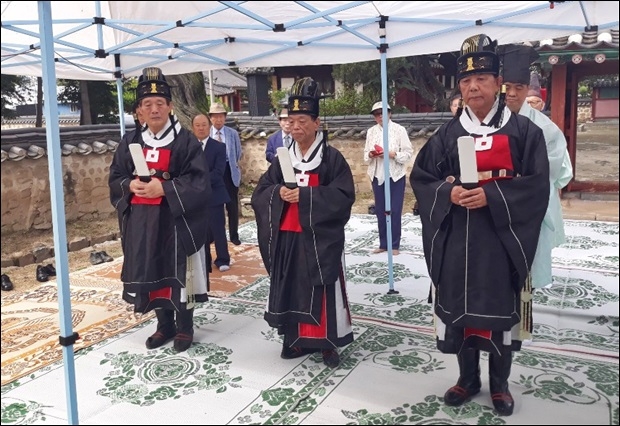 헌관들이 예를 갖추어  봉행을 기다리고 있다.(우로 부터 초헌관 대전 효 실천운동본부 이재혁 고문, 아헌관 정지석 효지도사, 종헌관 이상국성균관임원)