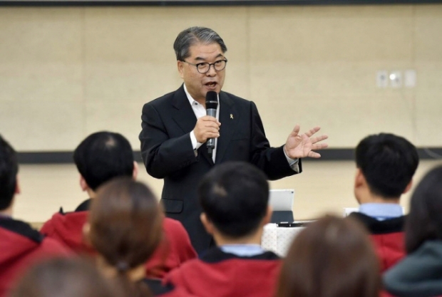 이재정 교육감이 율곡교육연수원 6급 핵심인재과정 워크숍에서 특강을 하고 있다.