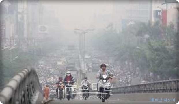 570만대가 넘는 내연기관 오토바이가 다니는 하노이는 대기오염으로 악명 높은 도시 가운데 하나이다.