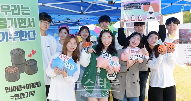 순천향대 학생 홍보대사 ‘알리미’가 교내에서 열린 ‘2019 피닉시아 축제’에서 야광봉 등을 축제상품으로 판매하여 매년 11월에 진행되는 지역 연탄봉사에 쓰일 수익금을 마련했다.