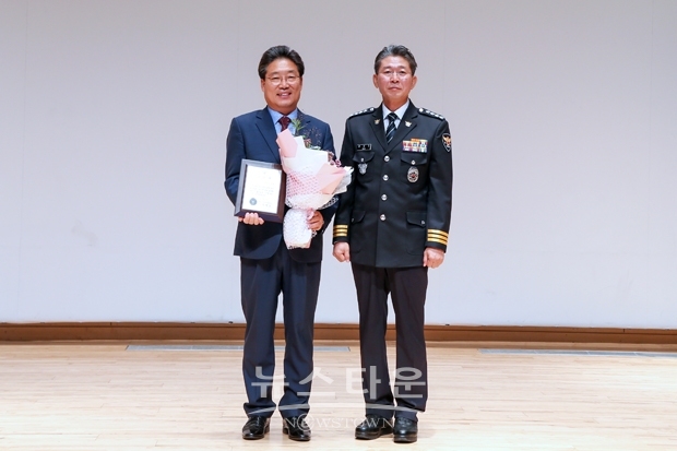 충청지방경찰청 감사패 전달. 사진) 김홍장 시장(좌측), 한상오 당진경찰서장(우측)