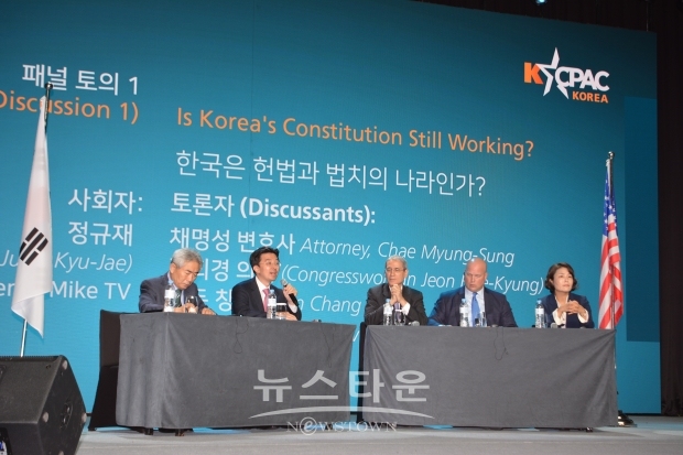 사회자 정규재. 토론자 채명성. 고든 창(아시아 전문가). 매트휘태거(전 미 법무장관). 전희경의원.등이 토론을 진행하고 있다. [뉴스타운]