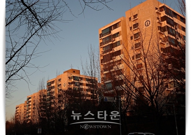 관리처분인가를 받은 재건축 단지 중에서 상한제 회피가 거의 확실한 단지인 서울 강동구 둔촌 주공 아파트. 현재 처거 작업 중이다.