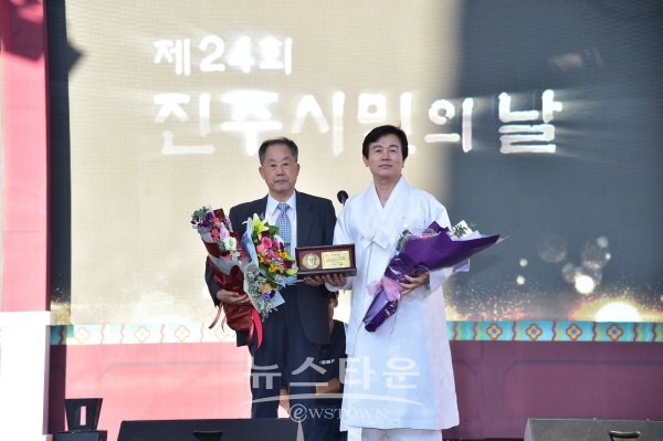 진주시민상 수상자 최무석씨(좌)와 조규일 진주시장