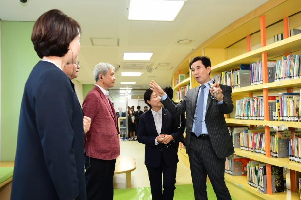 동탄중앙이음터 시설을 둘러보고 있는 사회부총리 등 관계자